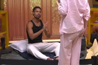 Breno esfrega as mãos passando protetor para dormir no Exilado do BBB 26. Um pequeno espaço no chão da sala