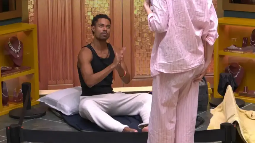 Breno esfrega as mãos passando protetor para dormir no Exilado do BBB 26. Um pequeno espaço no chão da sala