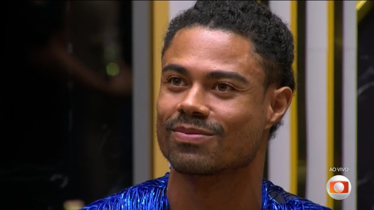 Breno olha para Tadeu explicando as regras do exílio do BBB 26