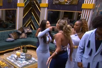 Jordana coloca o dedo no rosto de Samira na sala do BBB 26