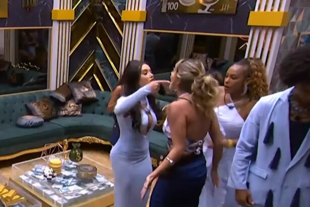 Jordana coloca o dedo no rosto de Samira na sala do BBB 26
