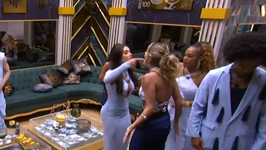 Jordana coloca o dedo no rosto de Samira na sala do BBB 26