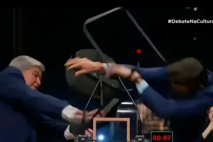 Momento em que Datena dá uma cadeirada em Pablo Março no debate da TV Cultura
