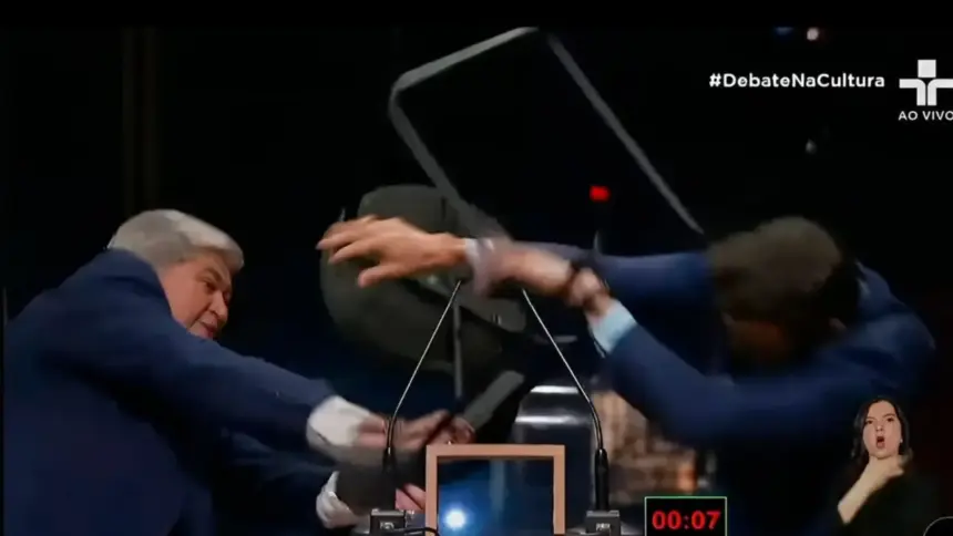 Momento em que Datena dá uma cadeirada em Pablo Março no debate da TV Cultura