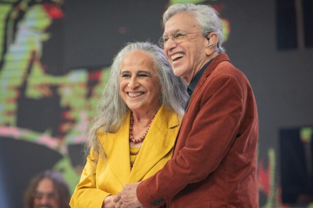 Caetano e Bethânia abraçados e sorrindo juntos