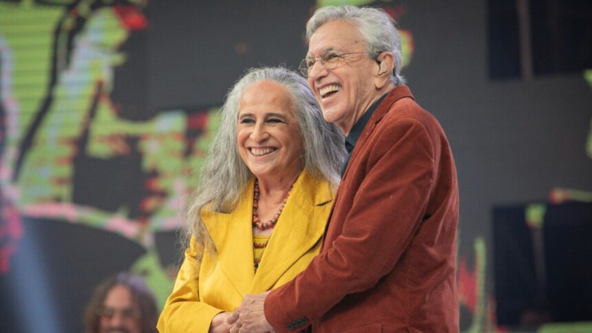 Caetano e Bethânia abraçados e sorrindo juntos