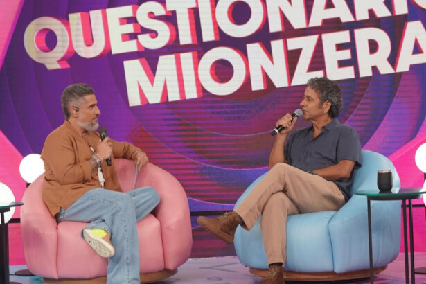 Marcos Mion em frente a Marcos Palmeira em frente ao telão do Caldeirão com Mion