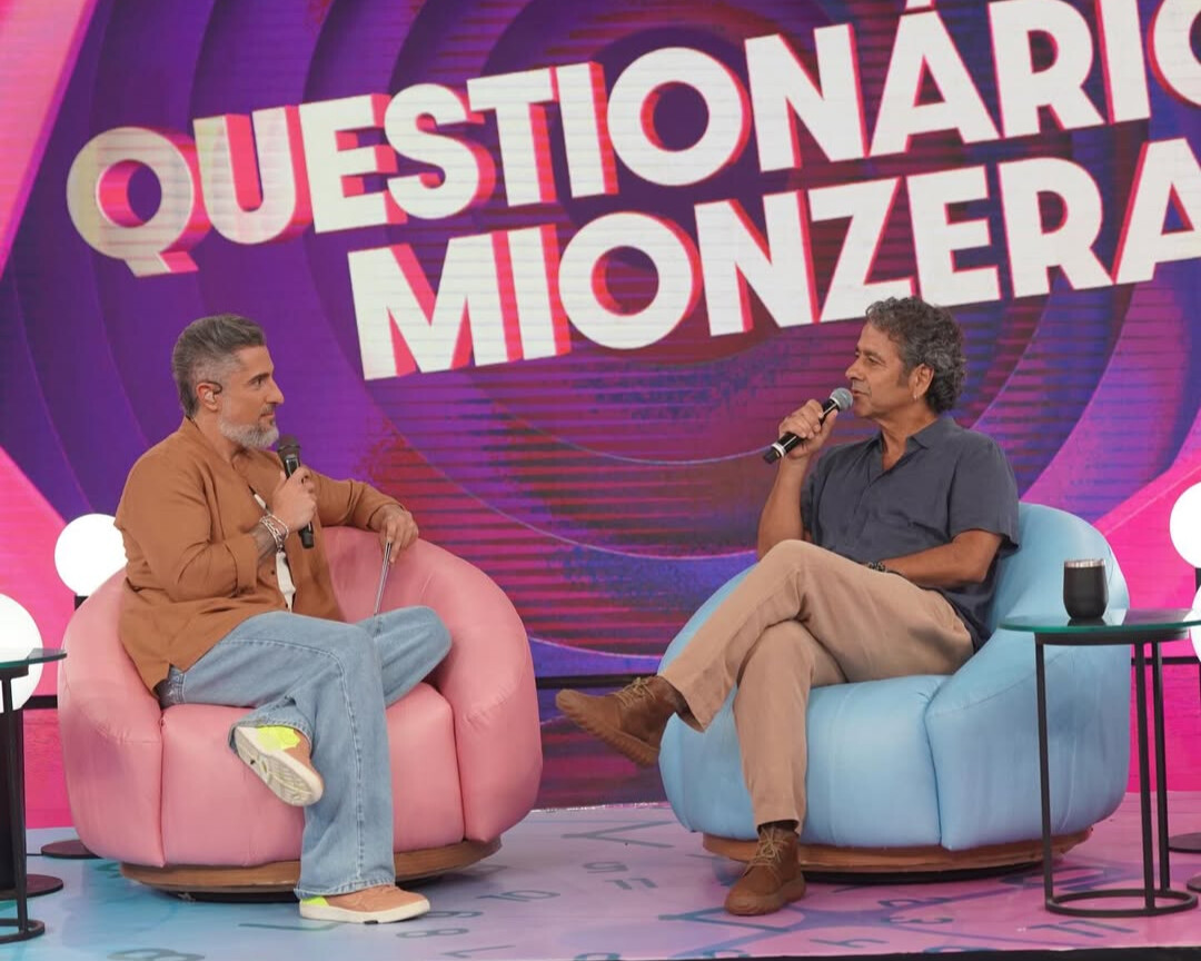Marcos Mion em frente a Marcos Palmeira em frente ao telão do Caldeirão com Mion