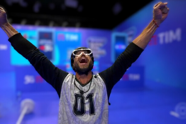 Jonas levanta os braços e celebra vitória na Prova do Líder do BBB 26