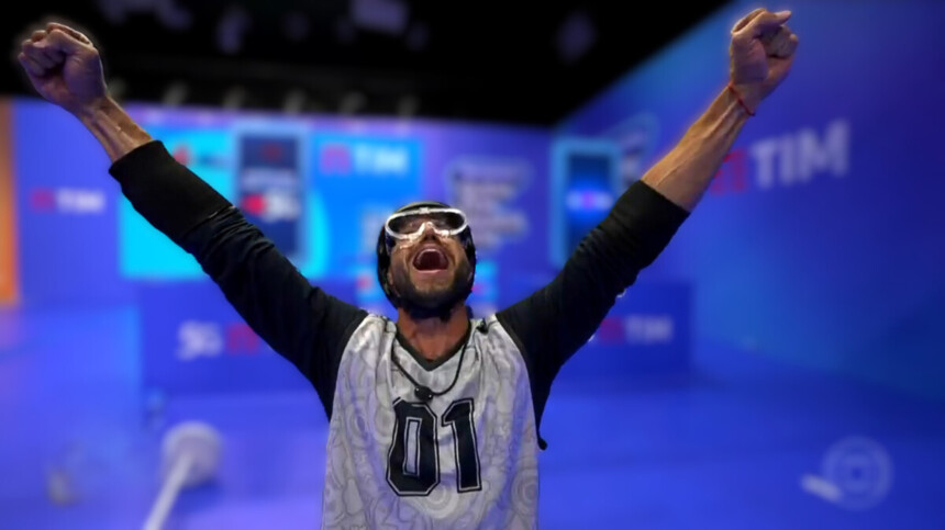 Jonas levanta os braços e celebra vitória na Prova do Líder do BBB 26