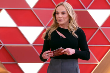 Cristina Rocha séria no centro do palco do Casos de Família