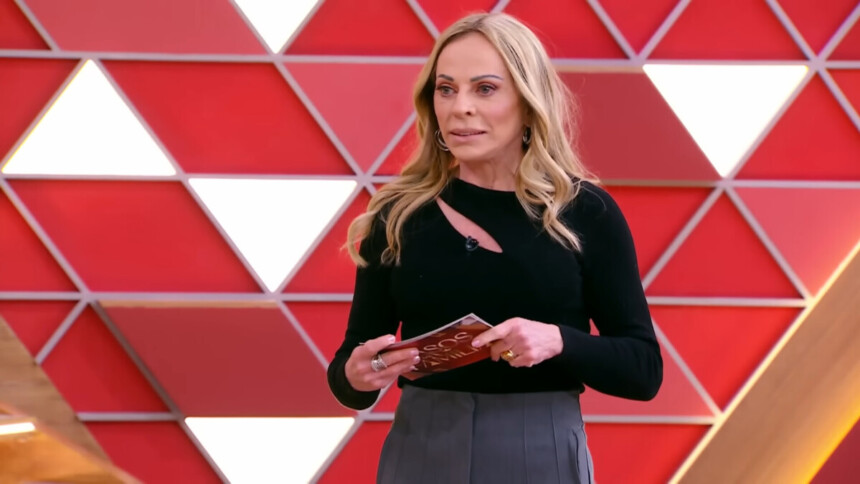 Cristina Rocha séria no centro do palco do Casos de Família