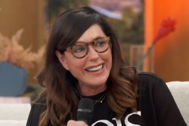 Christiane Torloni sorridente em participação no sofá do Encontro sobre o BBB 26