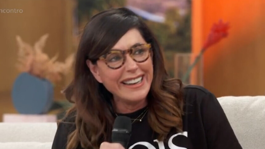 Christiane Torloni sorridente em participação no sofá do Encontro sobre o BBB 26