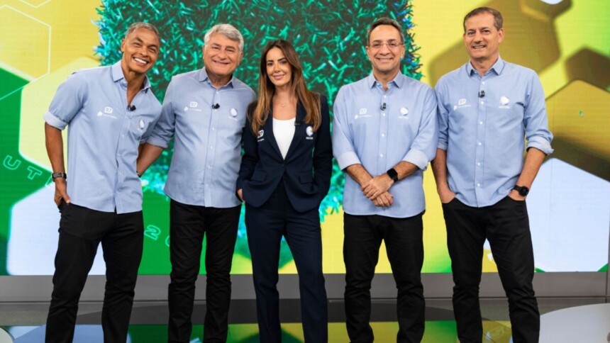 Cleber Machado e equipe de esportes da RECORD em foto posada