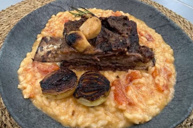 Costela com risoto de parmesão em trecho de receita do É de Casa