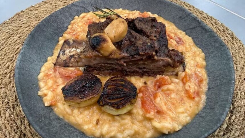 Costela com risoto de parmesão em trecho de receita do É de Casa