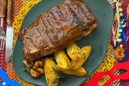 Costelinha de porco com molho de laranja em trecho de receita do É de Casa