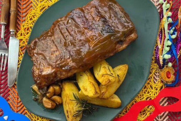 Costelinha de porco com molho de laranja em trecho de receita do É de Casa