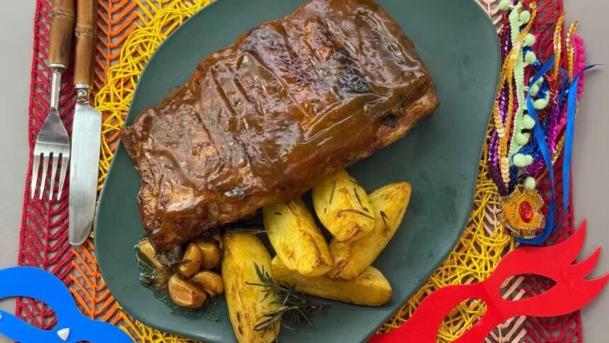 Costelinha de porco com molho de laranja em trecho de receita do É de Casa