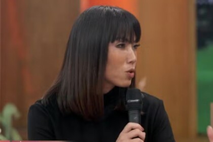 Danni Suzuki em trecho de participação no sofá do Encontro