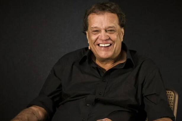 Diretor Dennis Carvalho sorridente nos bastidores de uma gravação na TV Globo