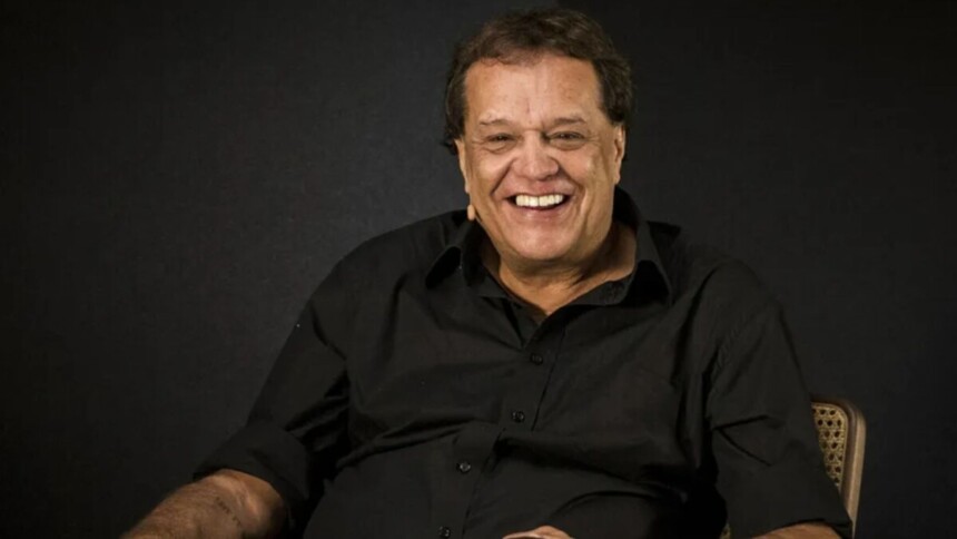 Diretor Dennis Carvalho sorridente nos bastidores de uma gravação na TV Globo