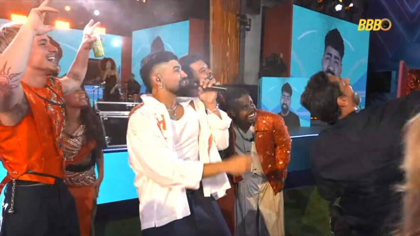 Dilsinho canta na frente do palco da Festa do BBB 26