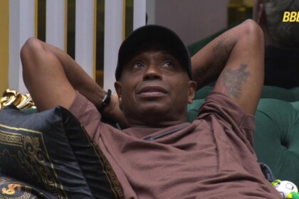 Edilson Capetinha sentado no sofá do BBB 26