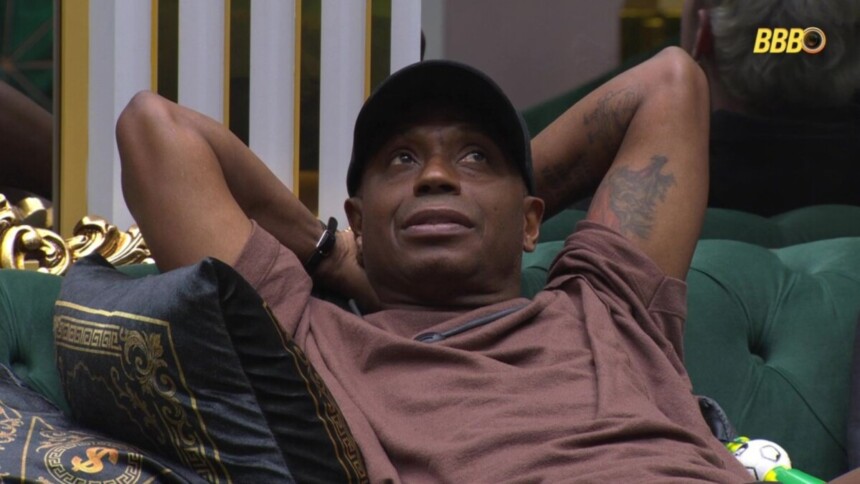 Edilson Capetinha sentado no sofá do BBB 26