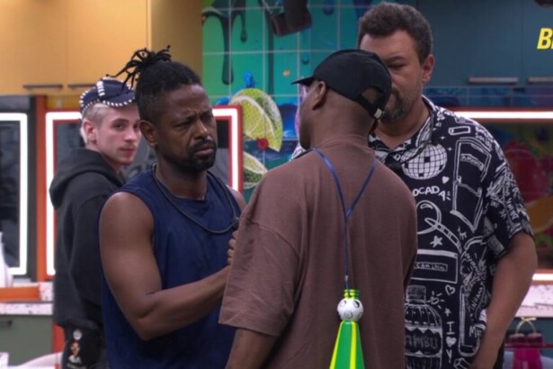 Edilson se desculpa com Leandro no BBB 26, com Juliano e Babu ao fundo