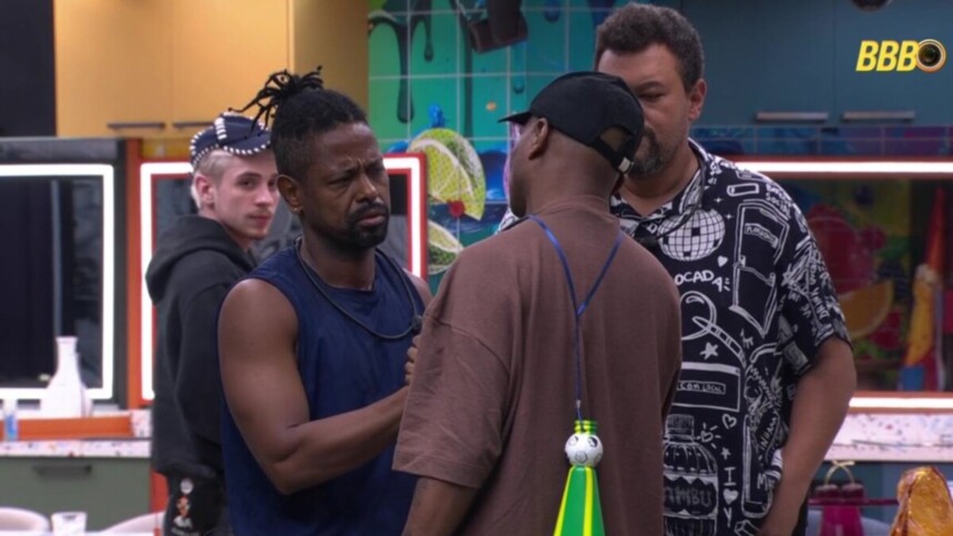 Edilson se desculpa com Leandro no BBB 26, com Juliano e Babu ao fundo