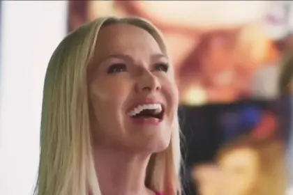 Eliana sorrindo olhando para imagens de sua carreira no SBT e RECORD em nova chamada da Globo