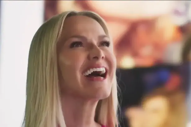 Eliana sorrindo olhando para imagens de sua carreira no SBT e RECORD em nova chamada da Globo