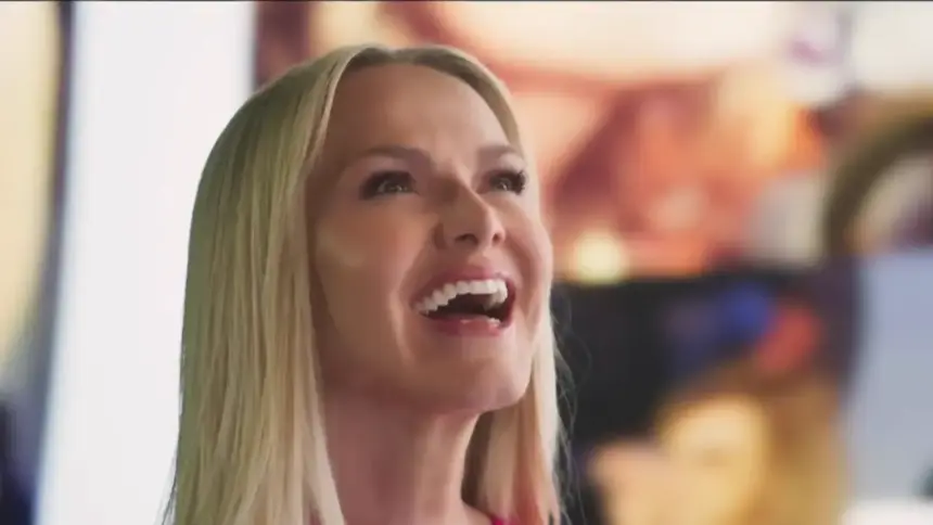 Eliana sorrindo olhando para imagens de sua carreira no SBT e RECORD em nova chamada da Globo