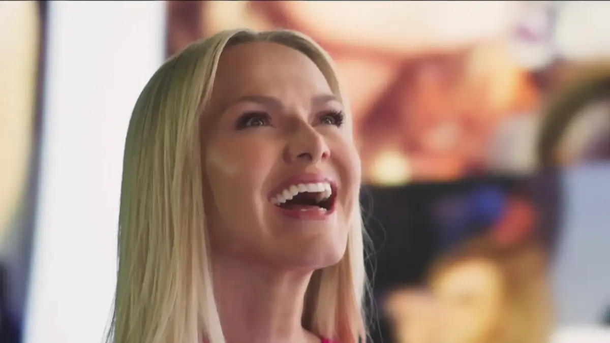 Eliana sorrindo olhando para imagens de sua carreira no SBT e RECORD em nova chamada da Globo