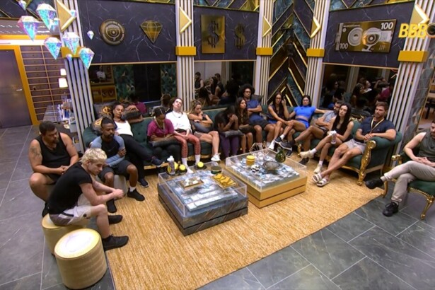 Elenco do BBB 26 sentado no sofá da sala ouvindo esporro de Tadeu Schmidt