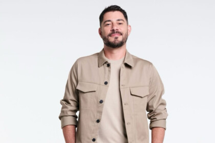Evaristo Costa de camisa polo e de botão na cor clara posando para fotos de divulgação na RECORD