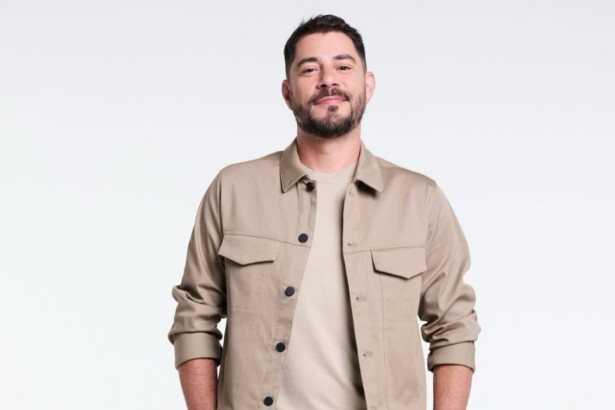 Evaristo Costa de camisa polo e de botão na cor clara posando para fotos de divulgação na RECORD