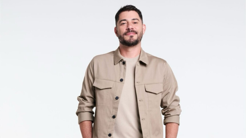 Evaristo Costa de camisa polo e de botão na cor clara posando para fotos de divulgação na RECORD