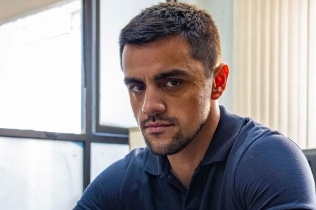 Felipe Simas caracterizado como Danilo em Dona de Mim
