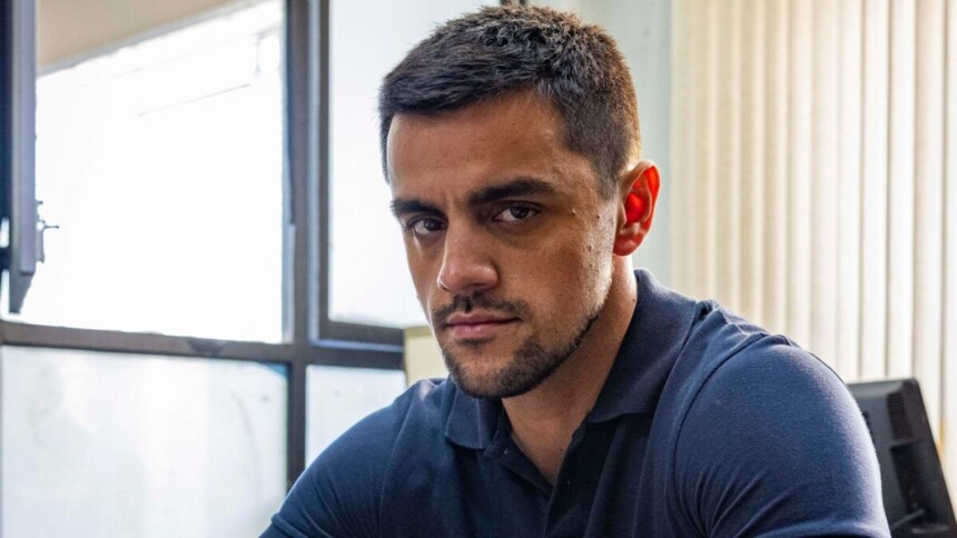 Felipe Simas caracterizado como Danilo em Dona de Mim