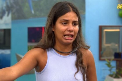 Gabriela chorando durante discussão na área externa do BBB 326