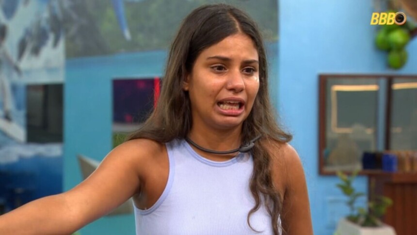 Gabriela chorando durante discussão na área externa do BBB 326