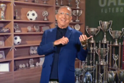 Galvão Bueno sorrindo, vestindo blazer, em trecho de chamada do Galvão FC