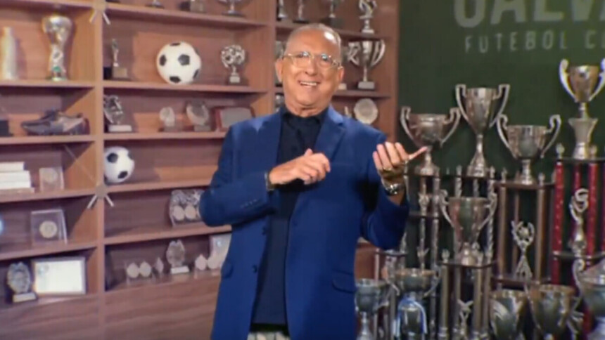 Galvão Bueno sorrindo, vestindo blazer, em trecho de chamada do Galvão FC