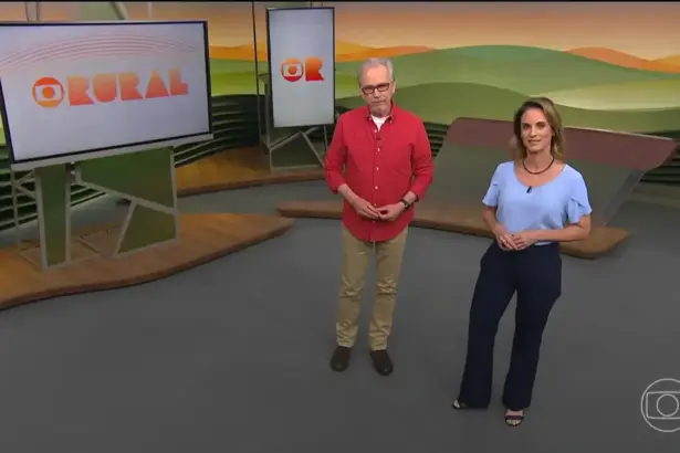 Nélson Araújo ao lado de Helen Martins no cenário do Globo Rural. Eles estão em pé e sorridentes