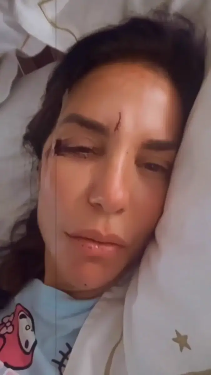 Ivete Sangalo deitada na maca do hospital