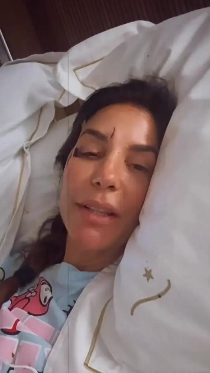 Ivete Sangalo deitada na maca do hospital