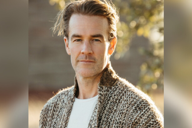 James Van Der Beek em registro solar com camisa branca e semblante sério